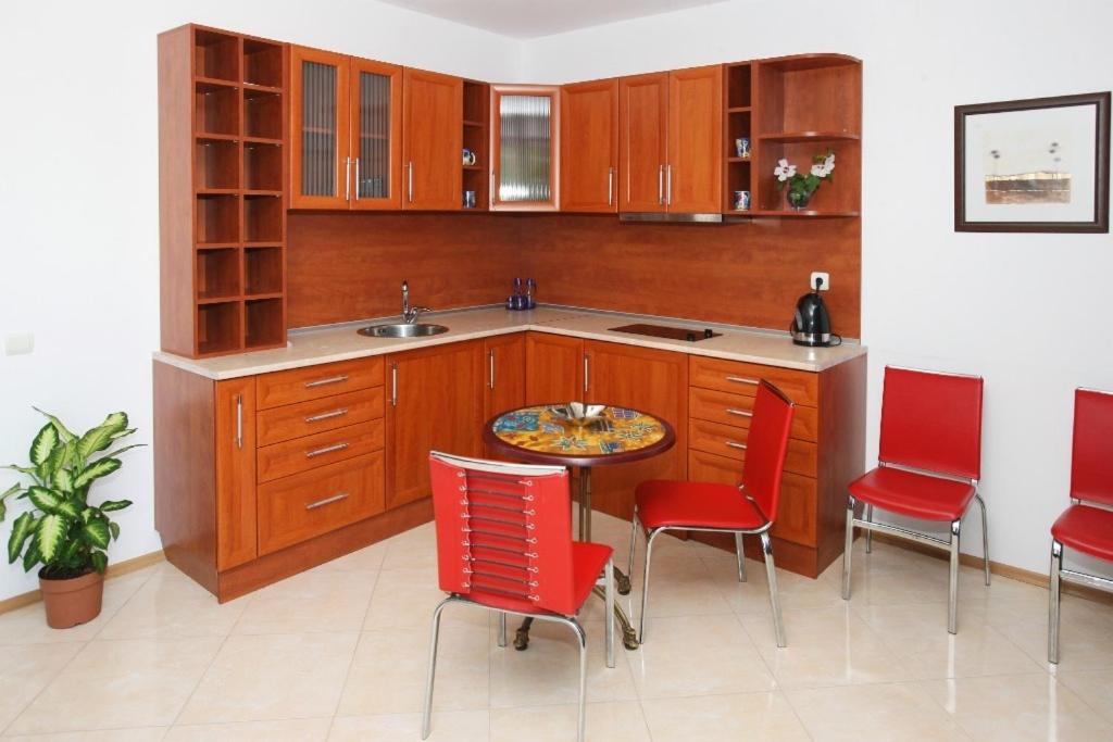Suitetrails - Sofia Apartments in Sunny Residence