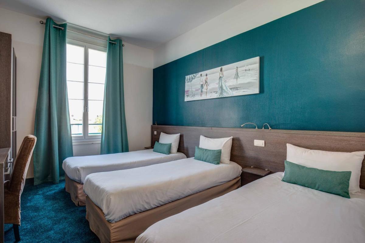 Un ou plusieurs lits dans un hébergement de l'établissement The Originals Boutique Hôtel La Villa Ouest & Spa