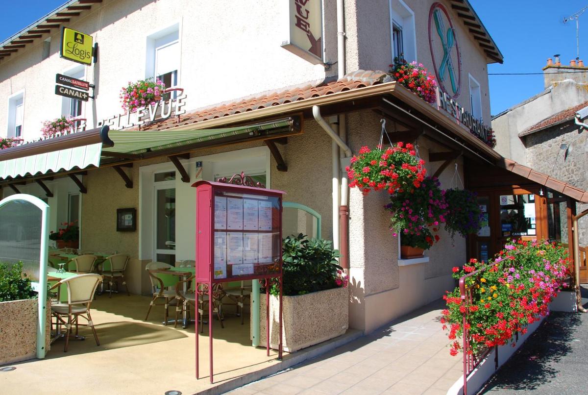 un bâtiment avec des fleurs sur son côté dans l'établissement Logis Hôtel Bellevue, à Bessines-sur-Gartempe