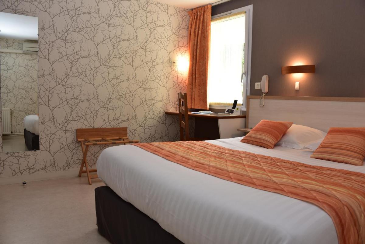 Un ou plusieurs lits dans un hébergement de l'établissement Logis Hôtel Bellevue
