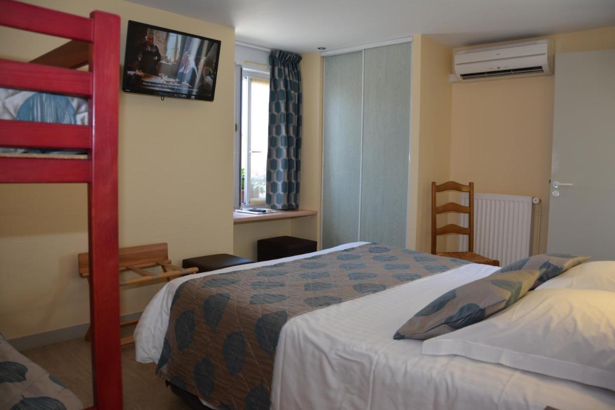 Un ou plusieurs lits dans un hébergement de l'établissement Logis Hôtel Bellevue