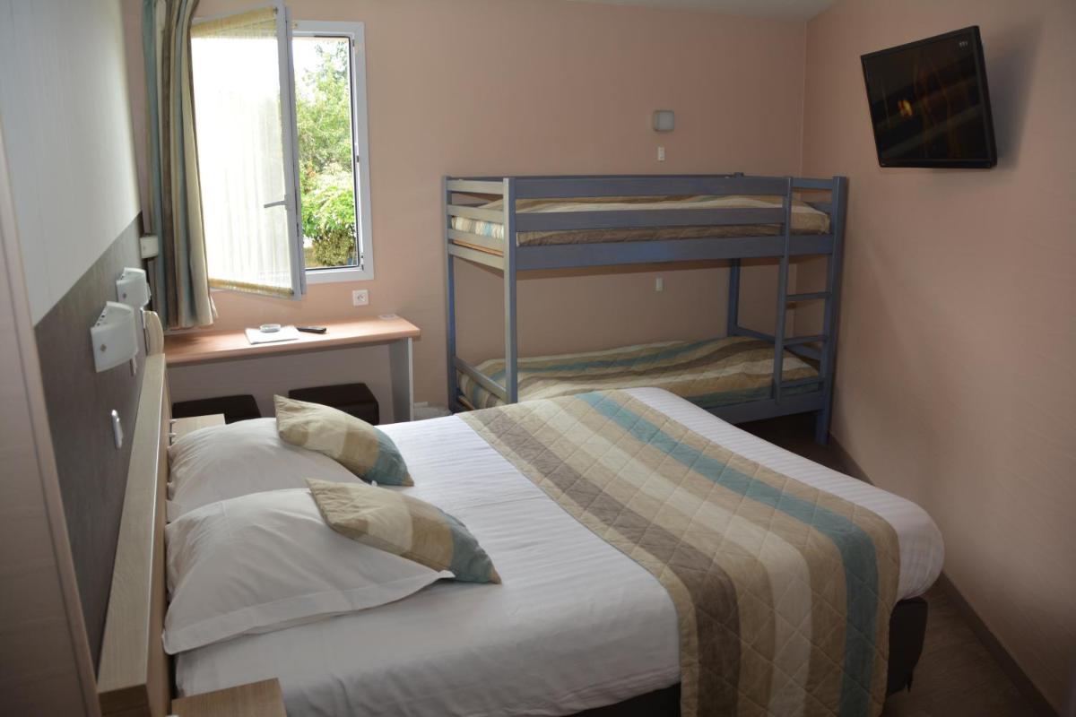 Un ou plusieurs lits dans un hébergement de l'établissement Logis Hôtel Bellevue