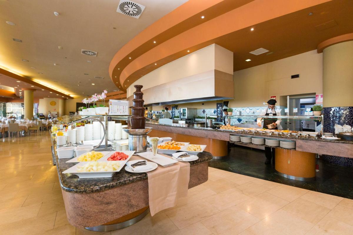 Comida en o cerca de este hotel