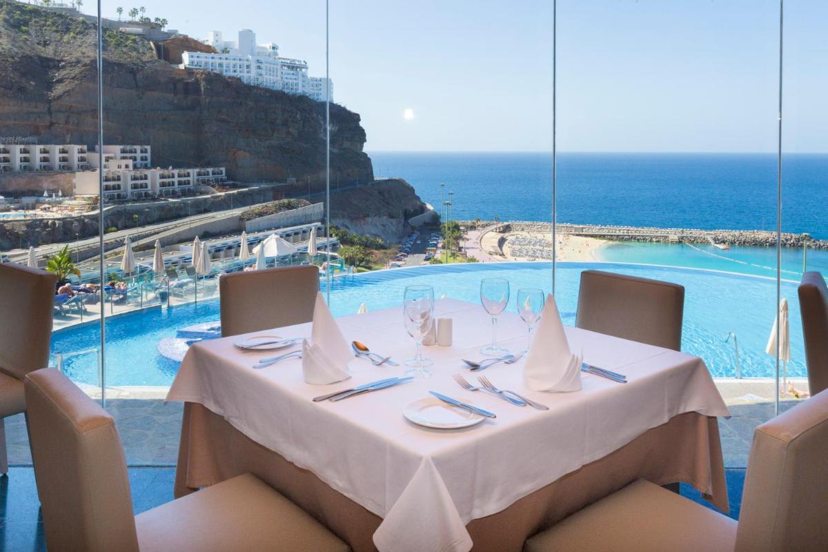 una mesa en un restaurante con vistas al océano en Gloria Palace Royal Hotel & Spa, en Puerto Rico de Gran Canaria 62 fotos más