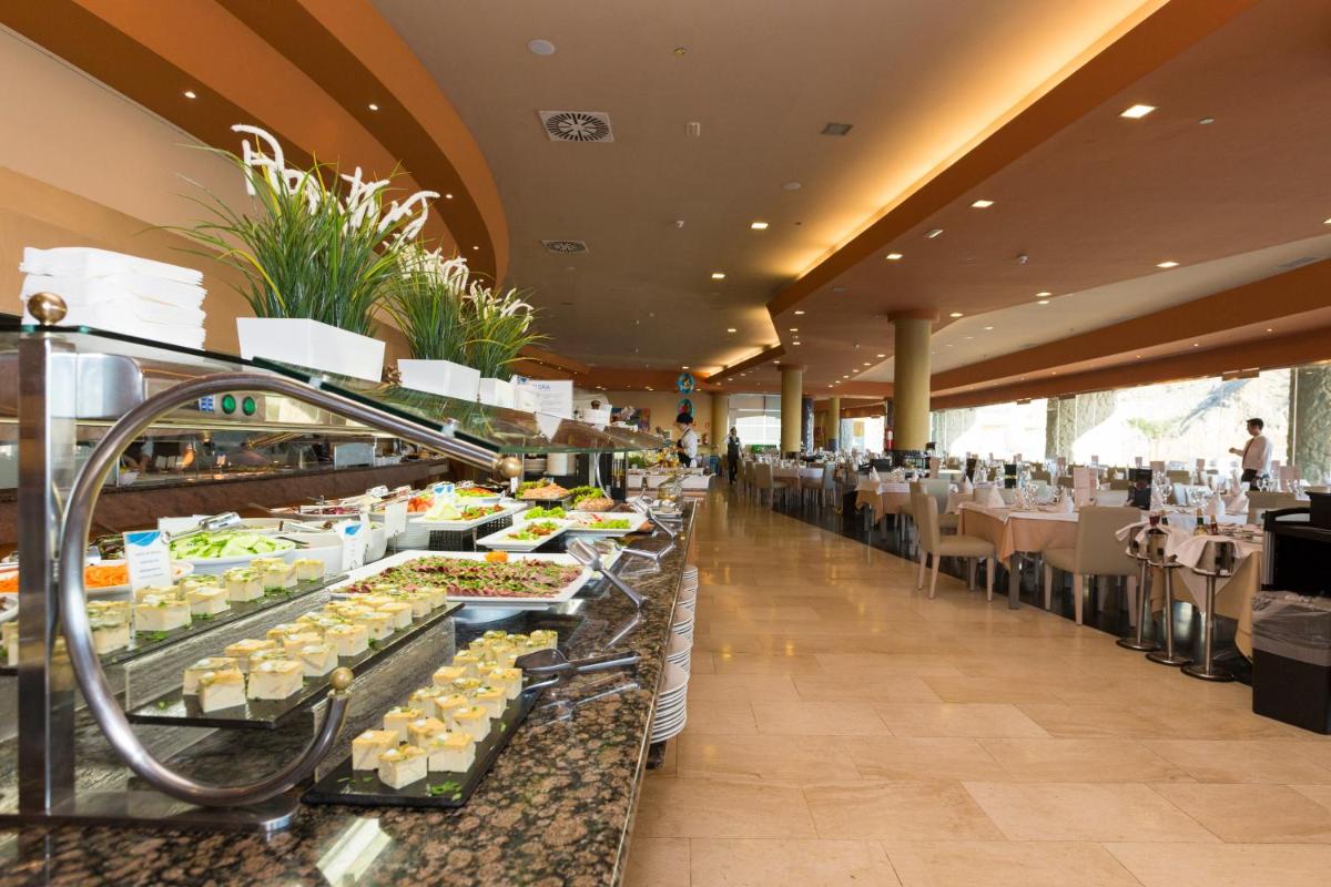 Una línea de buffet con comida en exhibición en un restaurante. en Gloria Palace Royal Hotel & Spa, en Puerto Rico de Gran Canaria