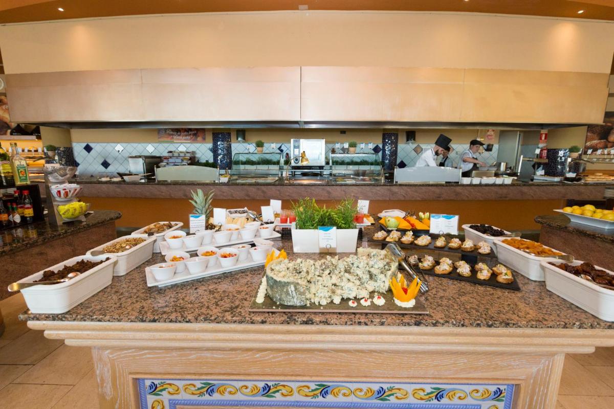 Comida en o cerca de este hotel