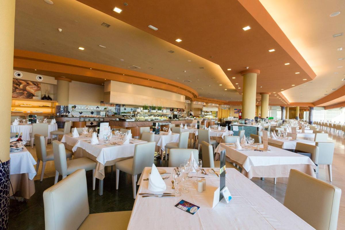Un restaurante o sitio para comer en Gloria Palace Royal Hotel & Spa