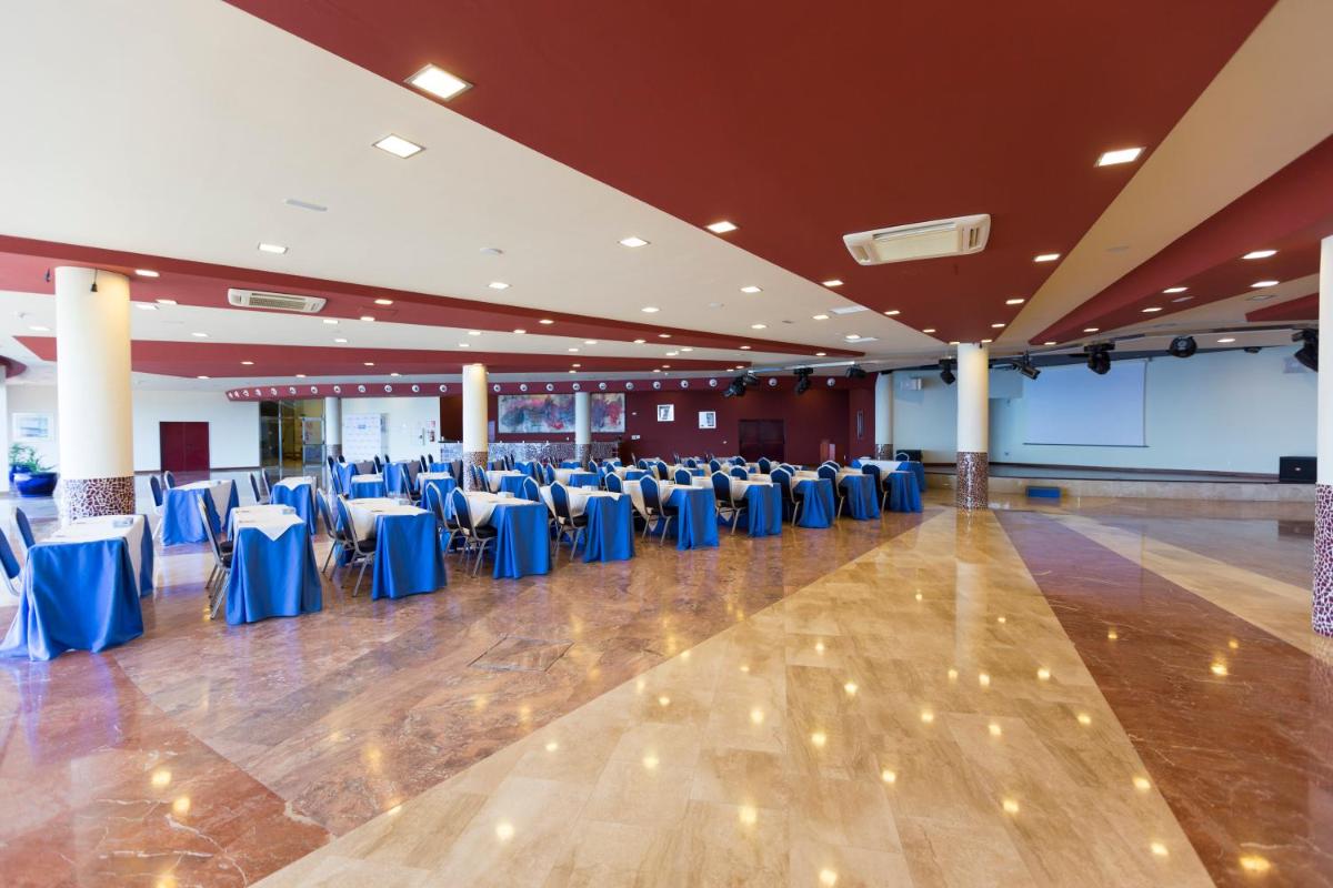 Un restaurante o sitio para comer en Gloria Palace Royal Hotel & Spa