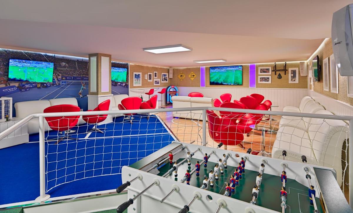 Una televisión o centro de entretenimiento en H10 Conquistador