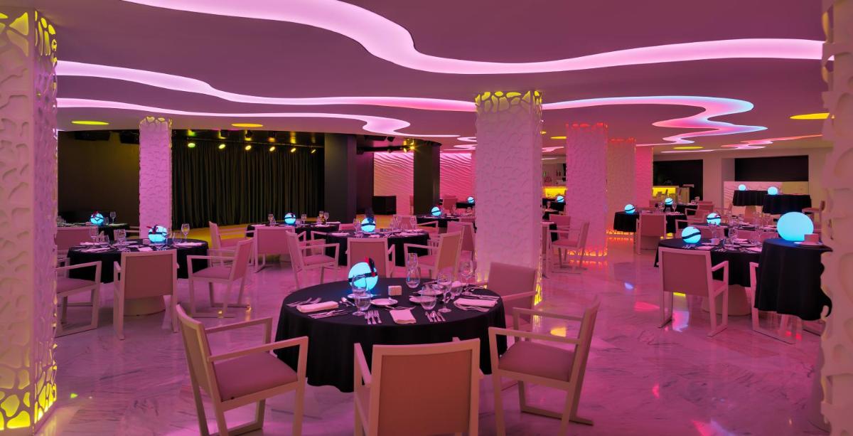 Un restaurante o sitio para comer en H10 Conquistador