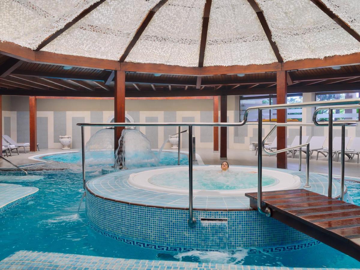 Piscina en o cerca de H10 Conquistador