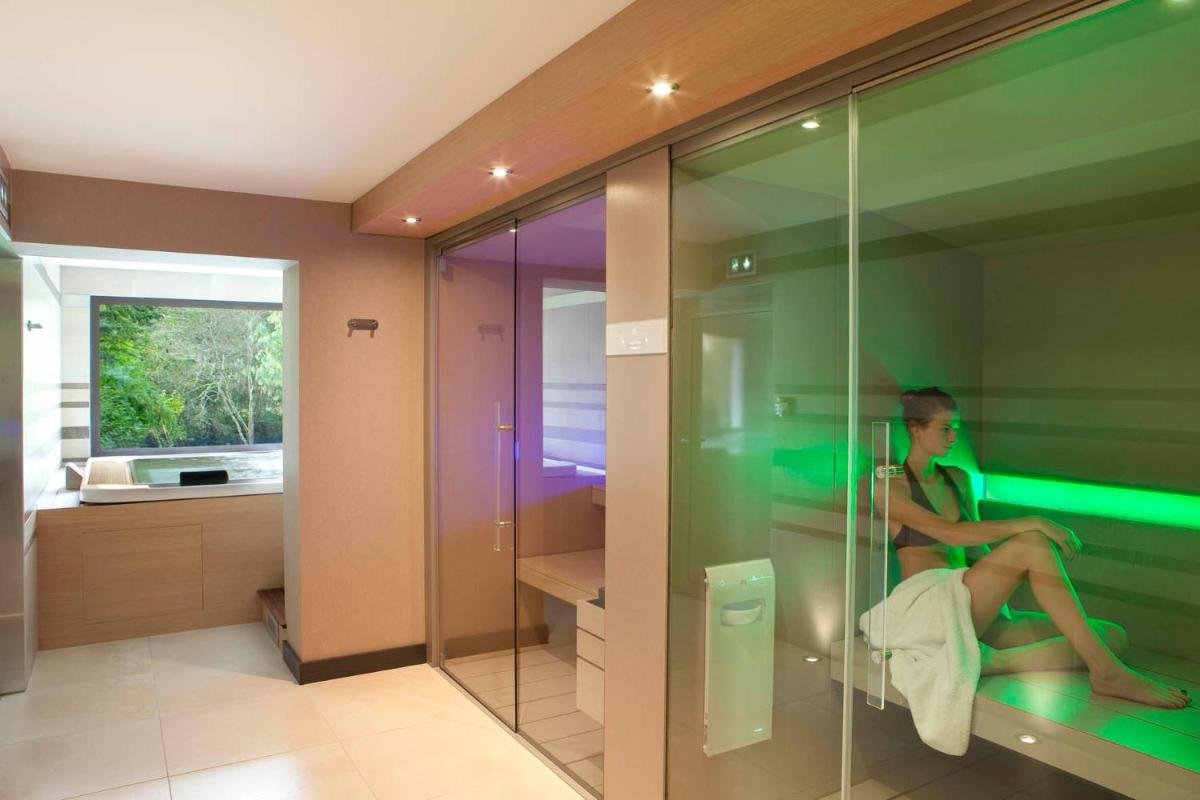 Salle de bains dans l'établissement L'Aubinière Hôtel Restaurant & Spa