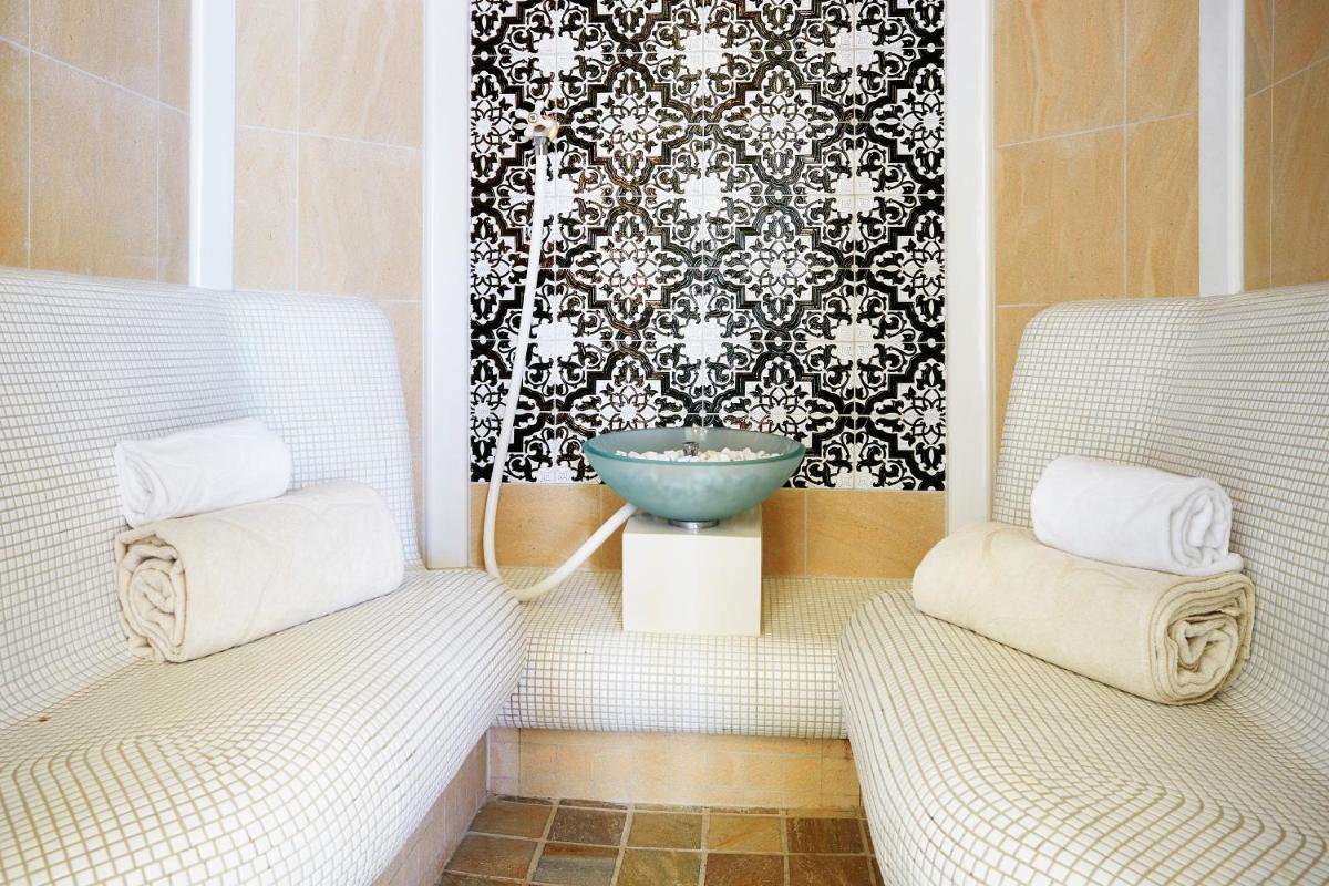 Zona de estar de Grupotel Macarella Suites & Spa