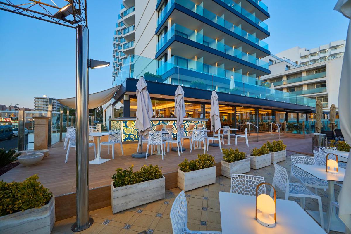 Un restaurante o sitio para comer en Hotel Negresco - Adults Only