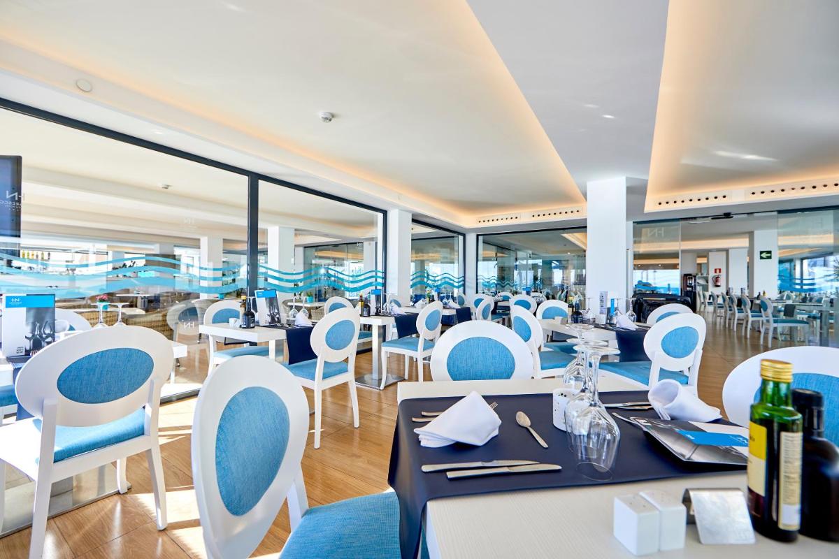 Un restaurante o sitio para comer en Hotel Negresco - Adults Only