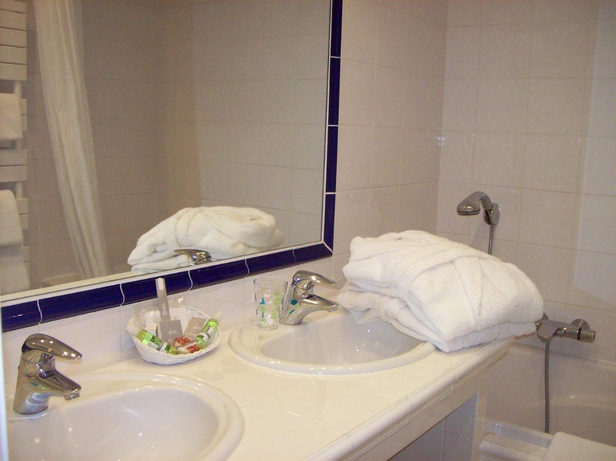 Salle de bains dans l'établissement Château de Fleurville & Spa