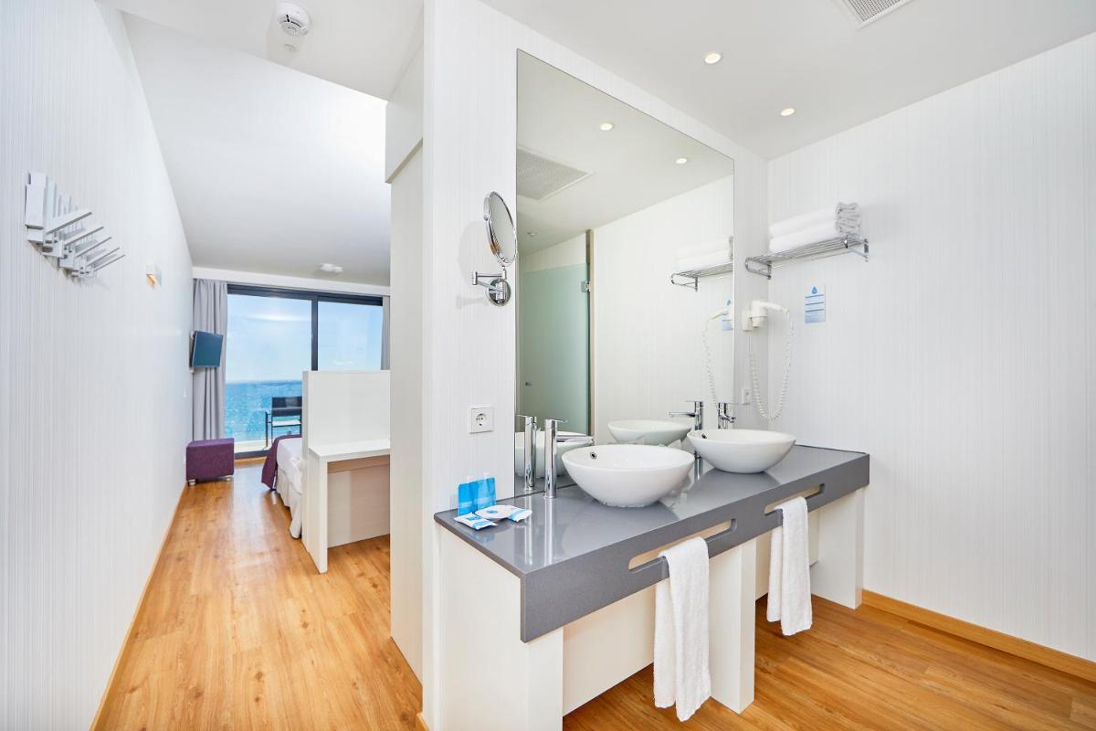 Un baño con dos lavabos sobre una encimera. en Hotel Negresco - Adults Only, en Playa de Palma