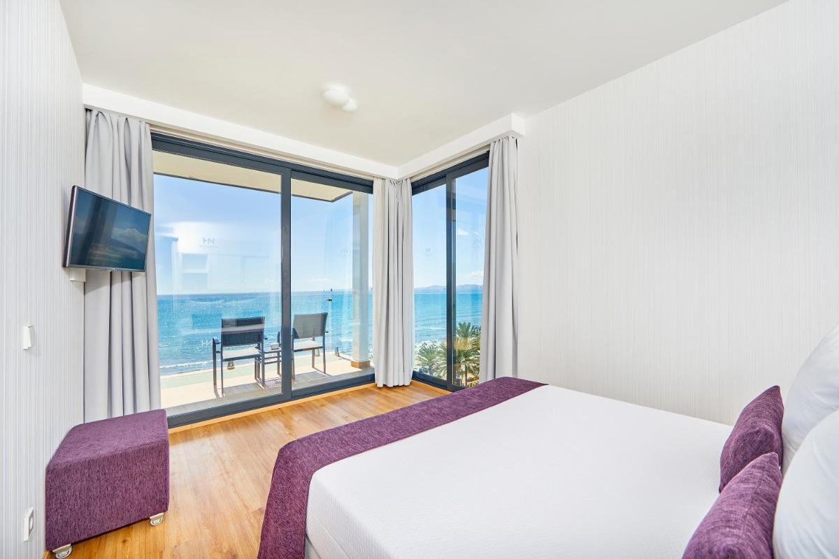 Un dormitorio con una cama y vista al mar. en Hotel Negresco - Adults Only, en Playa de Palma