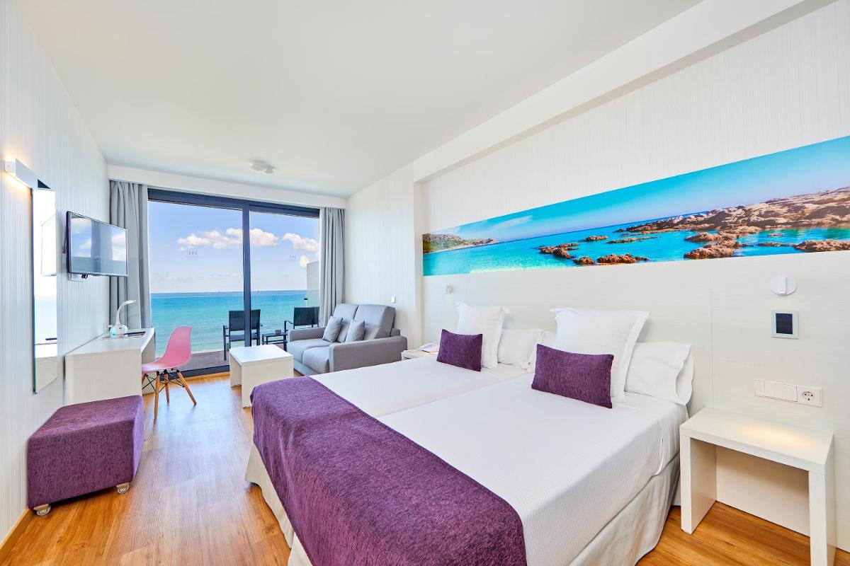 Una habitación de hotel con una cama y vista al océano. en Hotel Negresco - Adults Only, en Playa de Palma 34 fotos más