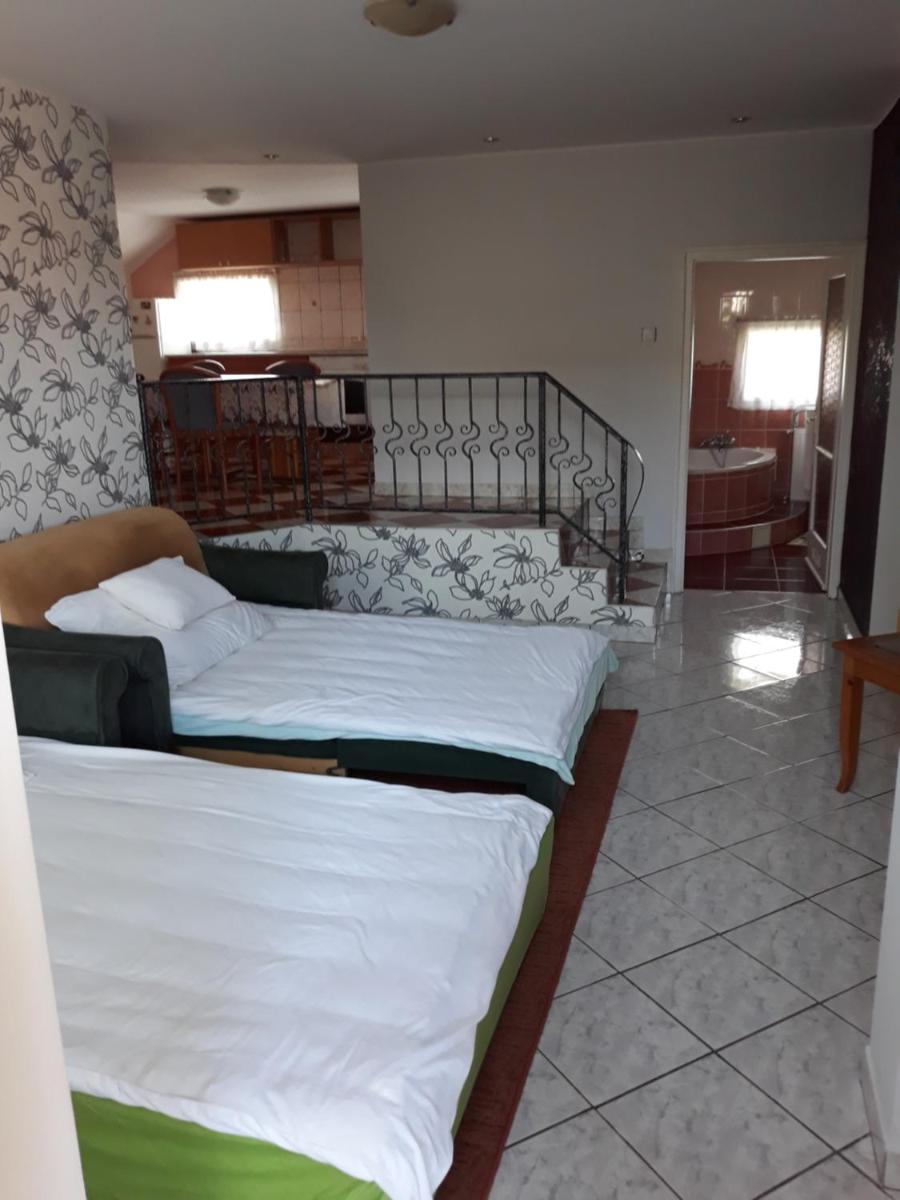 Rózsa apartman - Housity