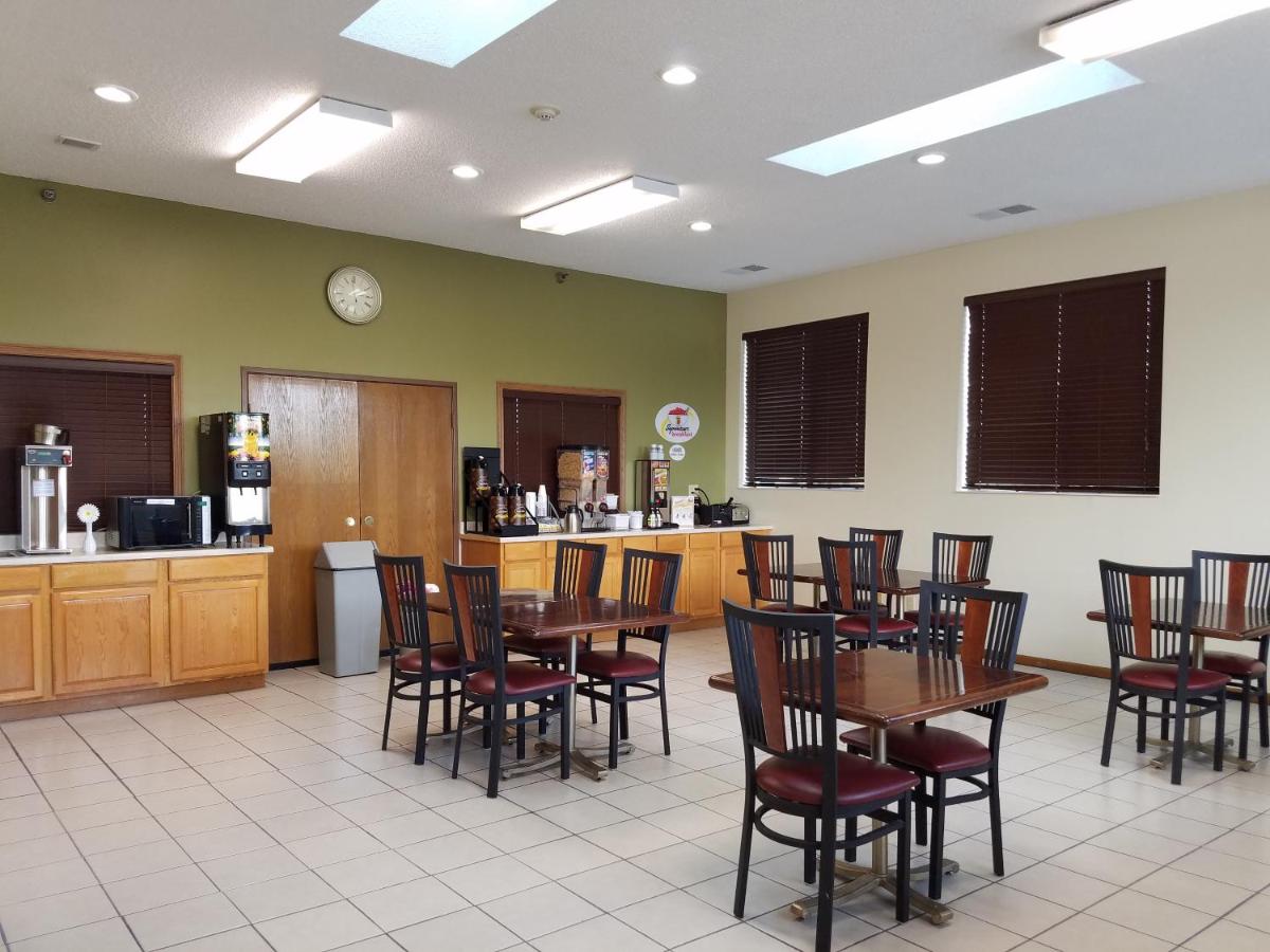 Super 8 by Wyndham DeKalb IL - Housity