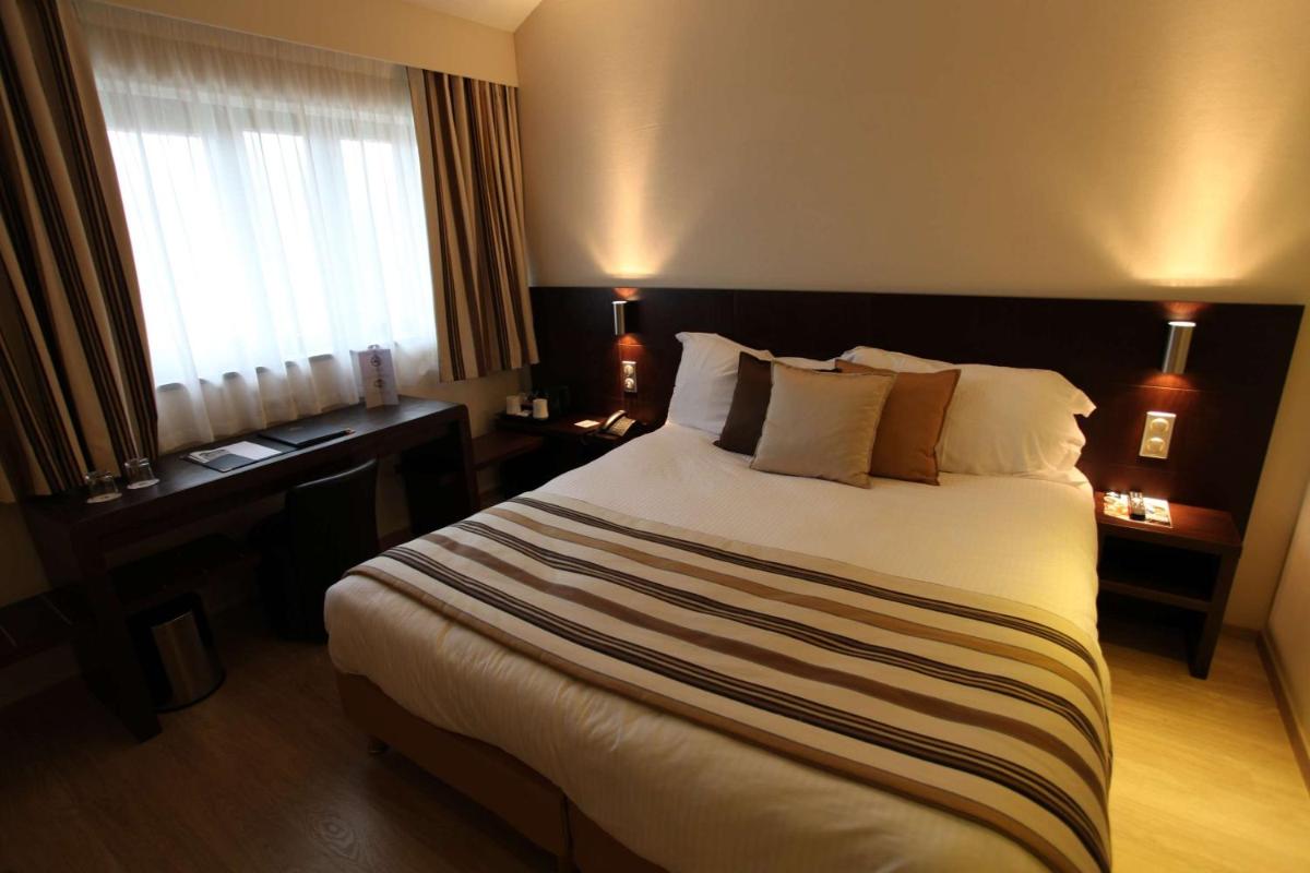 Un ou plusieurs lits dans un hébergement de l'établissement Best Western Plus Hotel des Francs