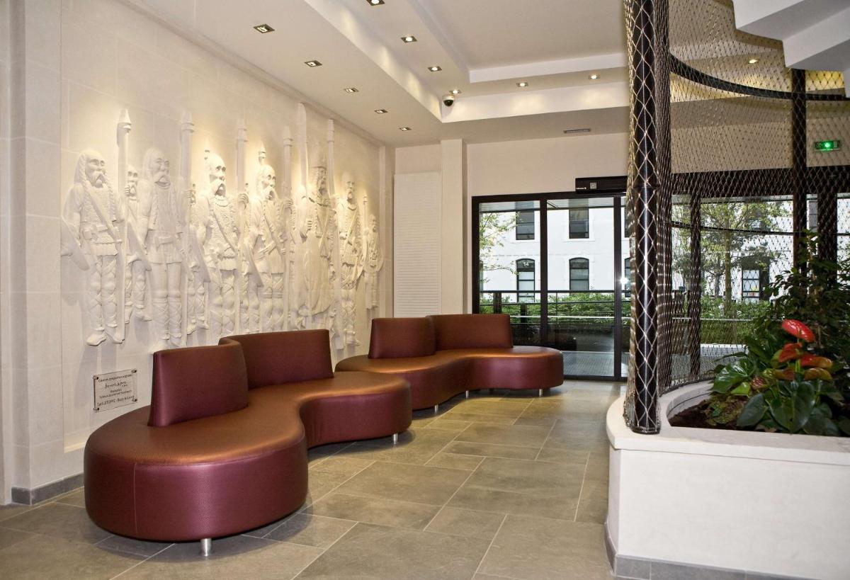 une salle d'attente avec des chaises et une fontaine dans l'établissement Best Western Plus Hotel des Francs, à Soissons