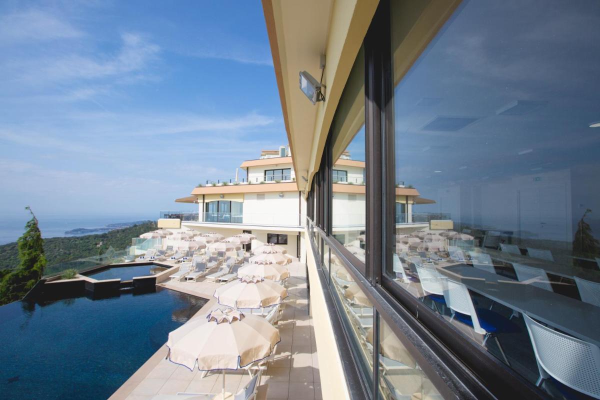 un balcon d'hôtel avec vue sur l'eau dans l'établissement Les Terrasses d'Eze - Hôtel & Spa, à Èze