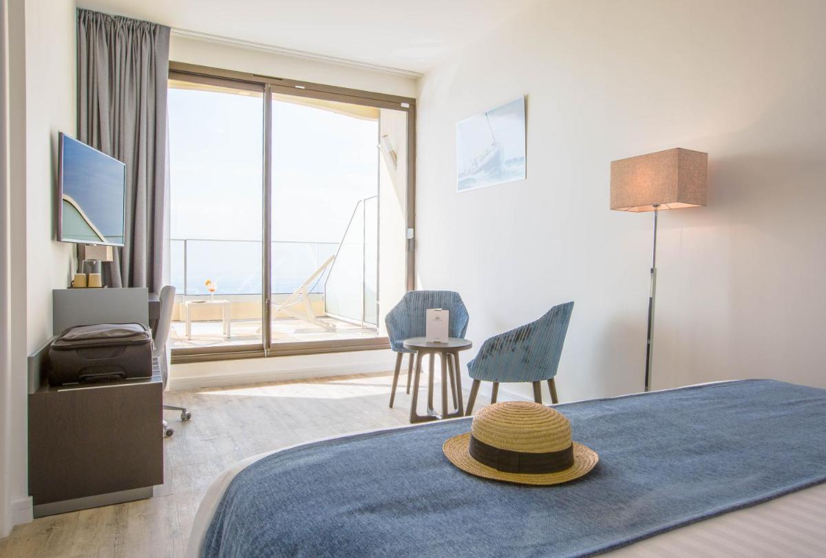 Télévision ou salle de divertissement dans l'établissement Les Terrasses d'Eze - Hôtel & Spa