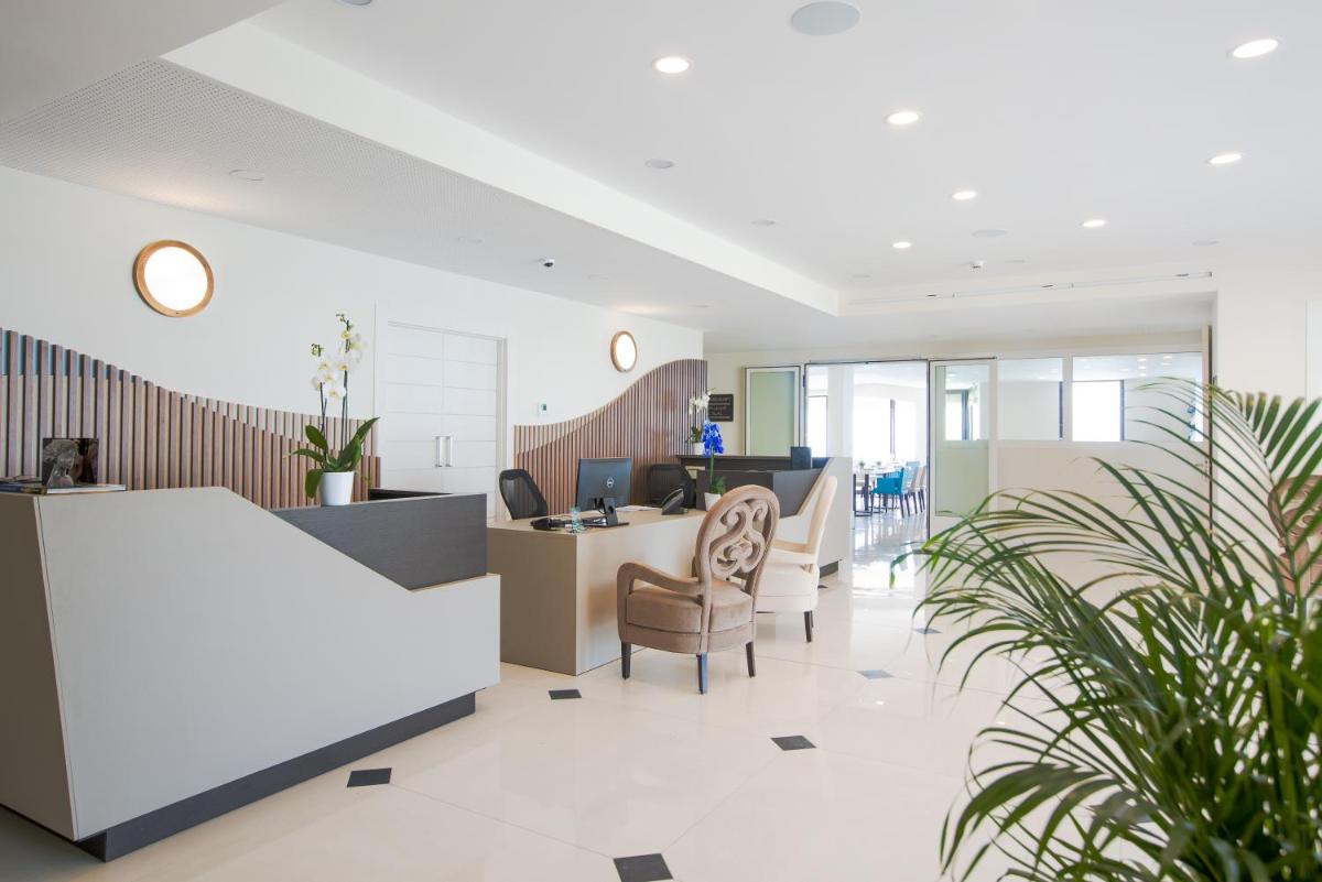 Coin salon dans l'établissement Les Terrasses d'Eze - Hôtel & Spa