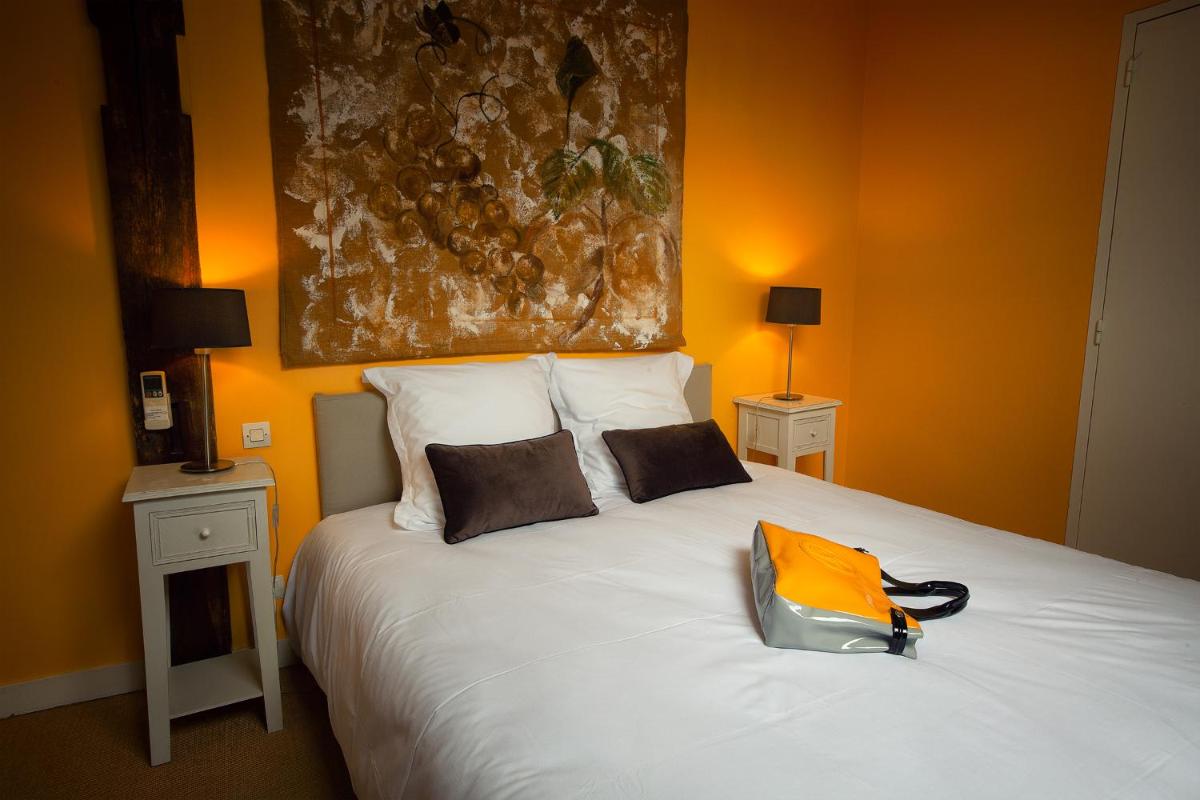 Un ou plusieurs lits dans un hébergement de l'établissement Hôtel & Spa Chai De La Paleine
