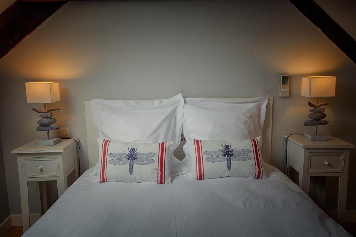 Un ou plusieurs lits dans un hébergement de l'établissement Hôtel & Spa Chai De La Paleine