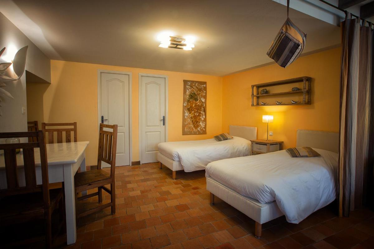 Un ou plusieurs lits dans un hébergement de l'établissement Hôtel & Spa Chai De La Paleine