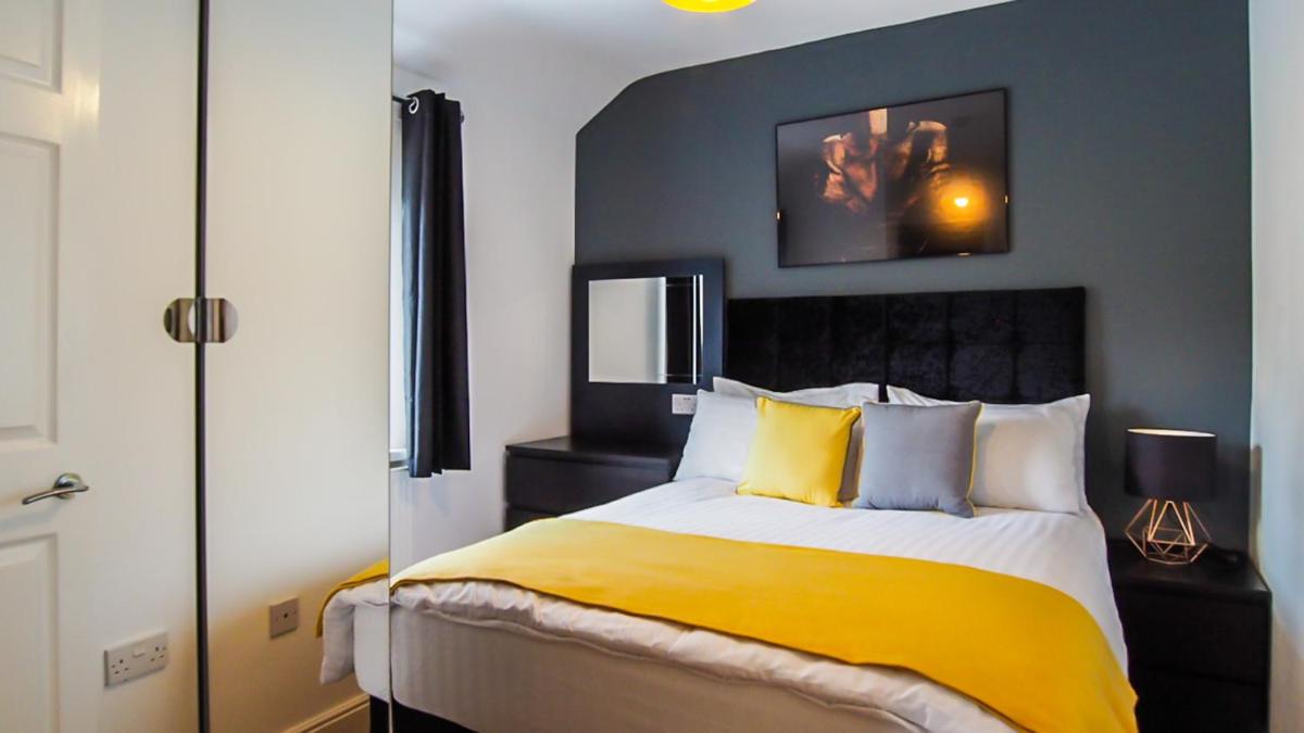 Ur City Pad - The Four Oaks House - 3 Bedrooms - 2 Bathrooms - Housity
