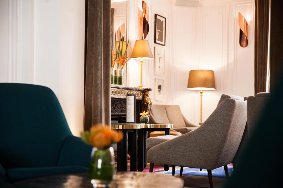 Coin salon dans l'établissement Hôtel Vernet Champs Elysées Paris Coin salon dans l'établissement Hôtel Vernet Champs Elysées Paris