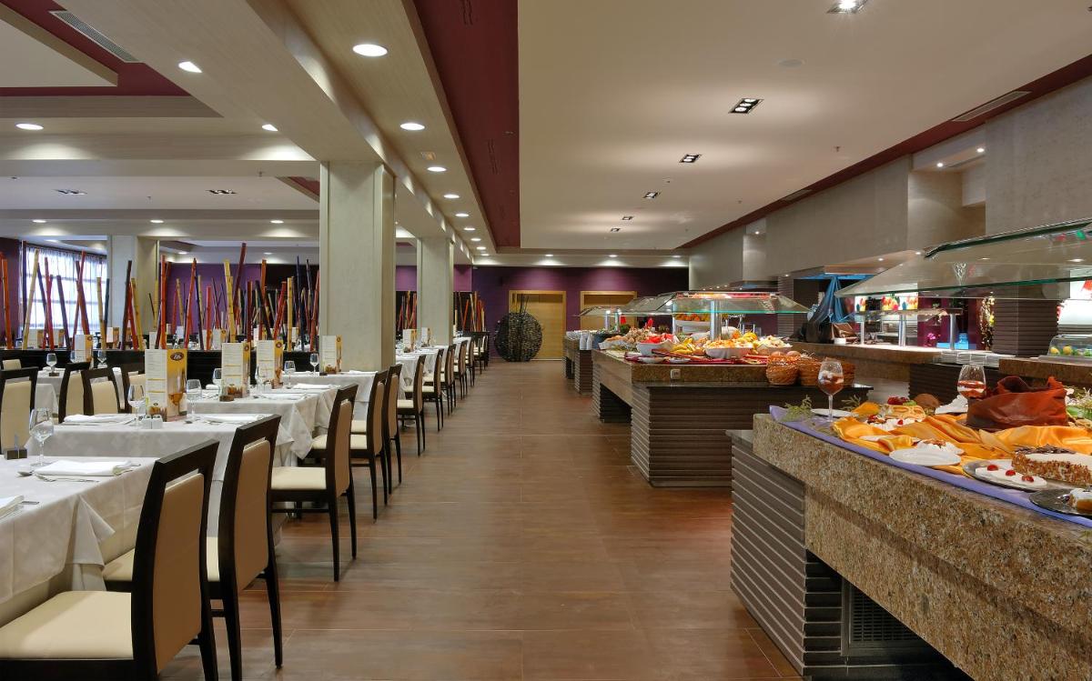 Comida en o cerca de este resort