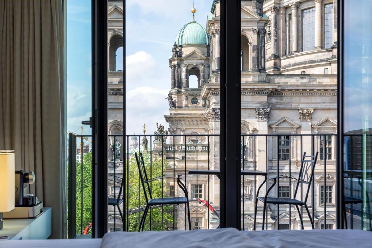 Ein Balkon oder eine Terrasse in der Unterkunft Radisson Collection Hotel, Berlin