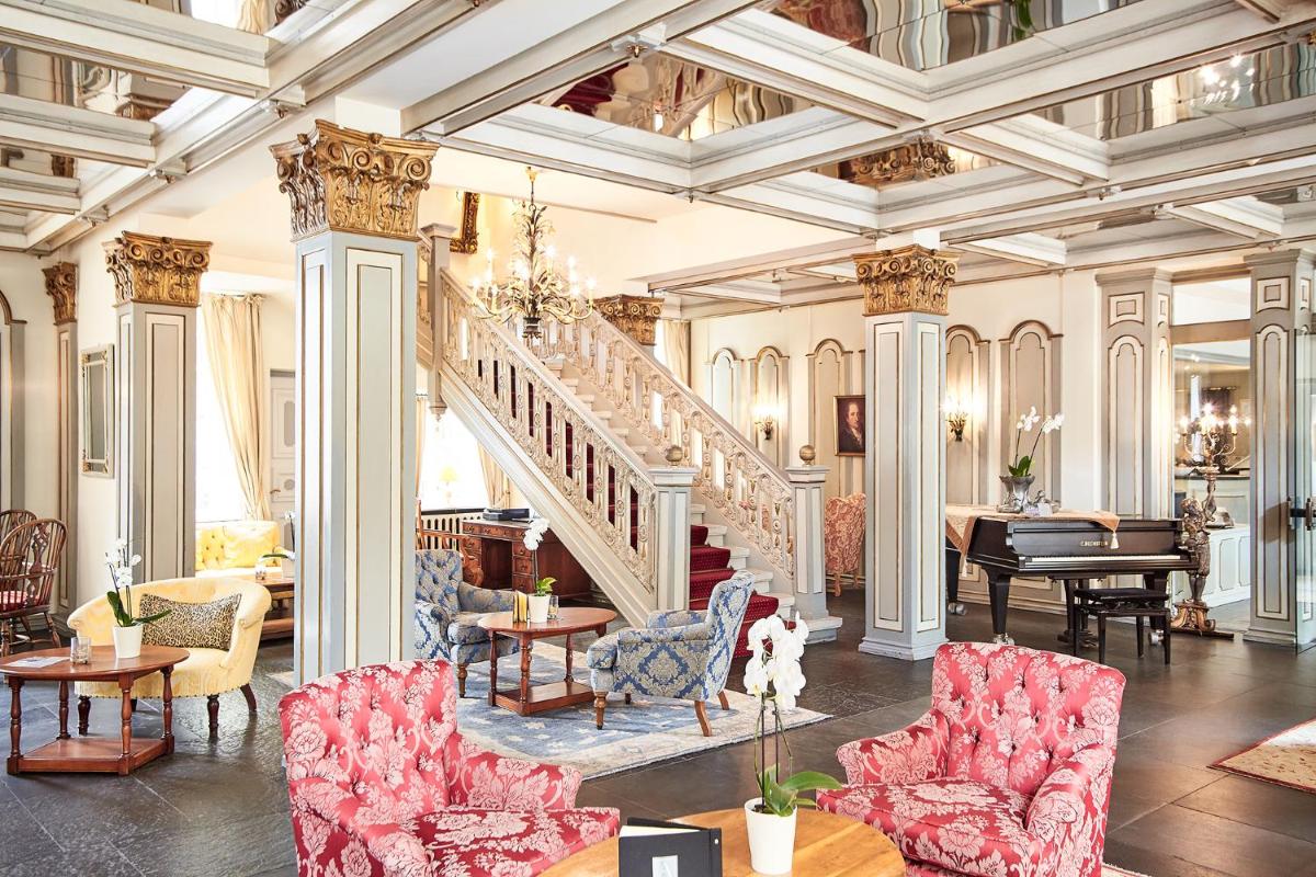 Ein Sitzbereich in der Unterkunft Althoff Hotel Fürstenhof