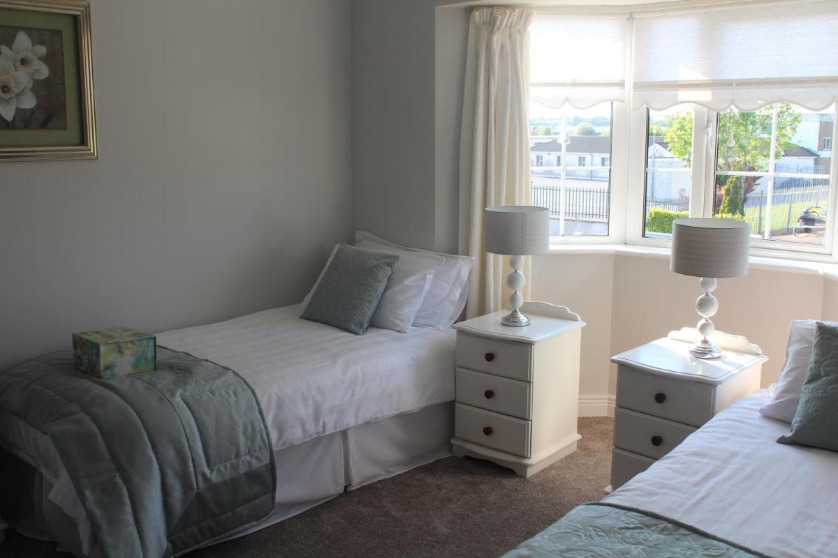 5 mins walk to Carrick - Sleeps 12 - Off road parking - Modern house - Housity