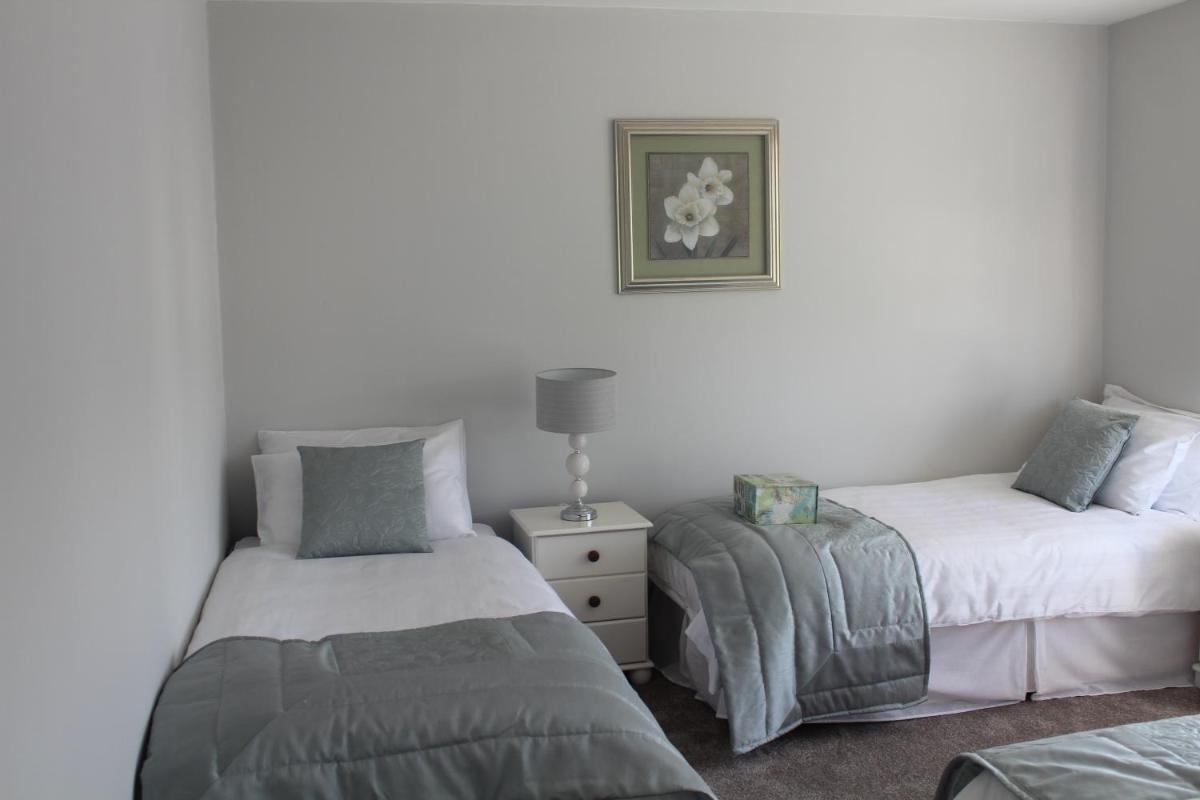 5 mins walk to Carrick - Sleeps 12 - Off road parking - Modern house - Housity