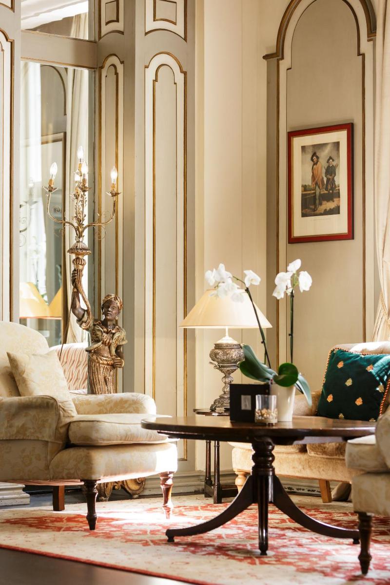 Ein Sitzbereich in der Unterkunft Althoff Hotel Fürstenhof