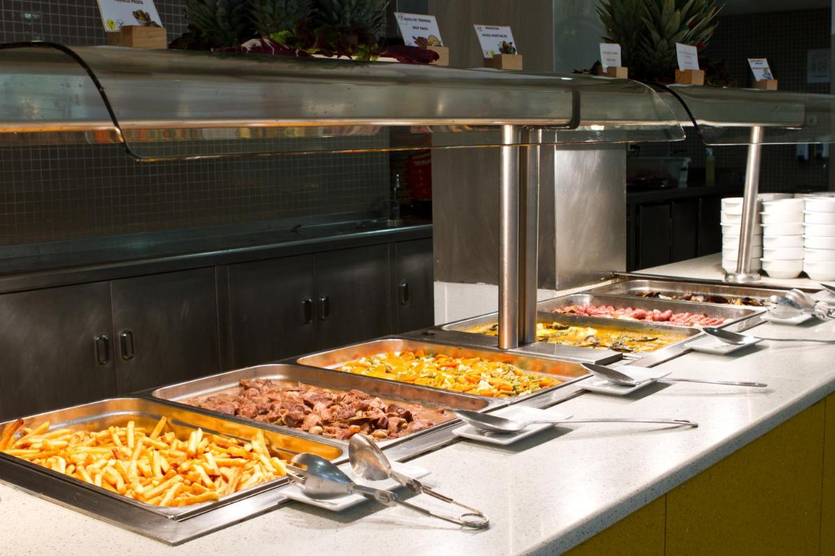 Comida en o cerca de este hotel