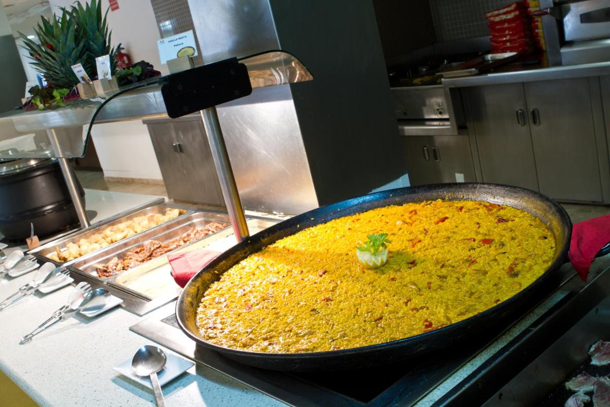 Comida en o cerca de este hotel