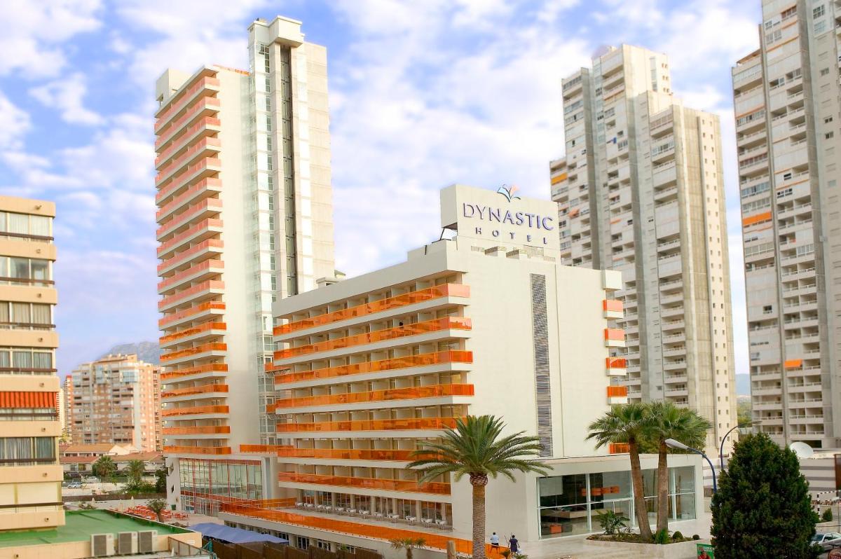 un grupo de edificios altos en una ciudad en Hotel & SPA Dynastic, en Benidorm