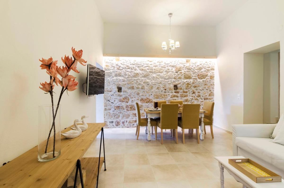 Leny's Seaside House - Housity