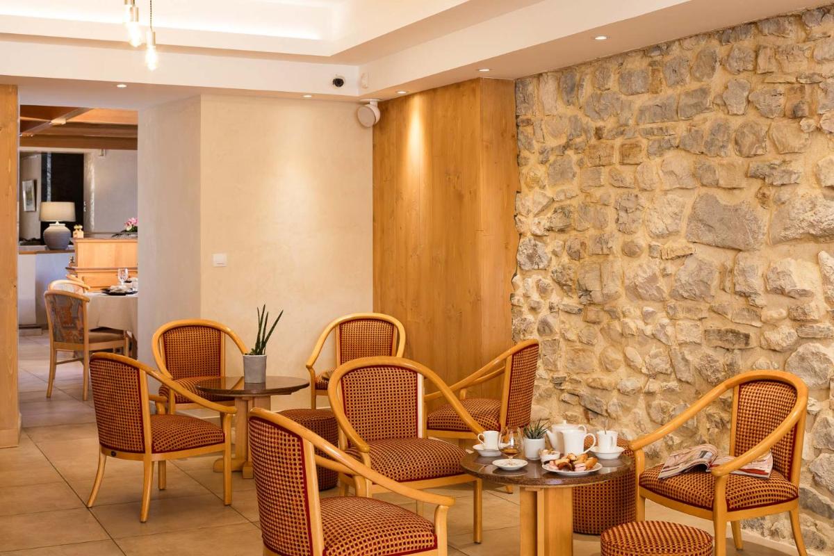 Coin salon dans l'établissement Hotel le Chalet