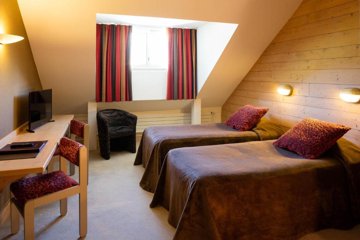 Télévision ou salle de divertissement dans l'établissement Hotel le Chalet