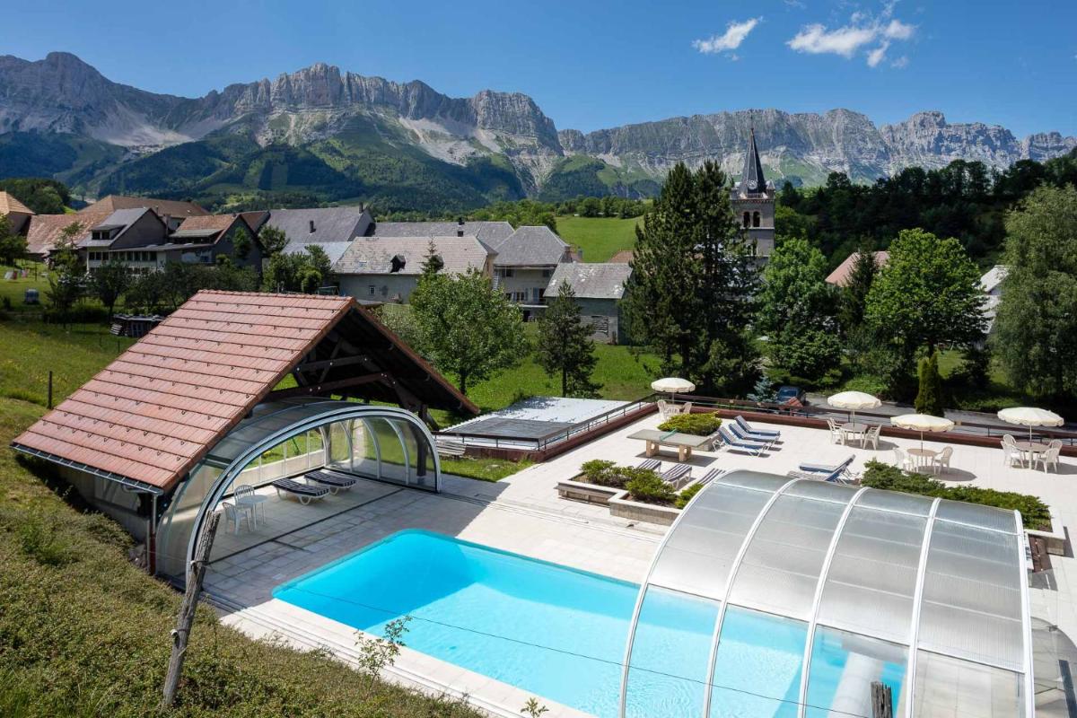 vue aérienne d'une maison avec piscine dans l'établissement Hotel le Chalet, à Gresse-en-Vercors
