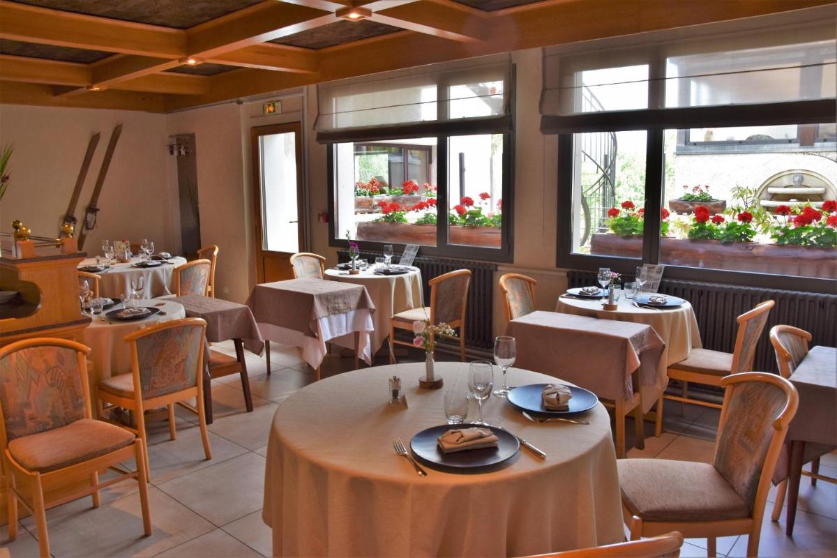 Restaurant ou autre lieu de restauration dans l'établissement Hotel le Chalet