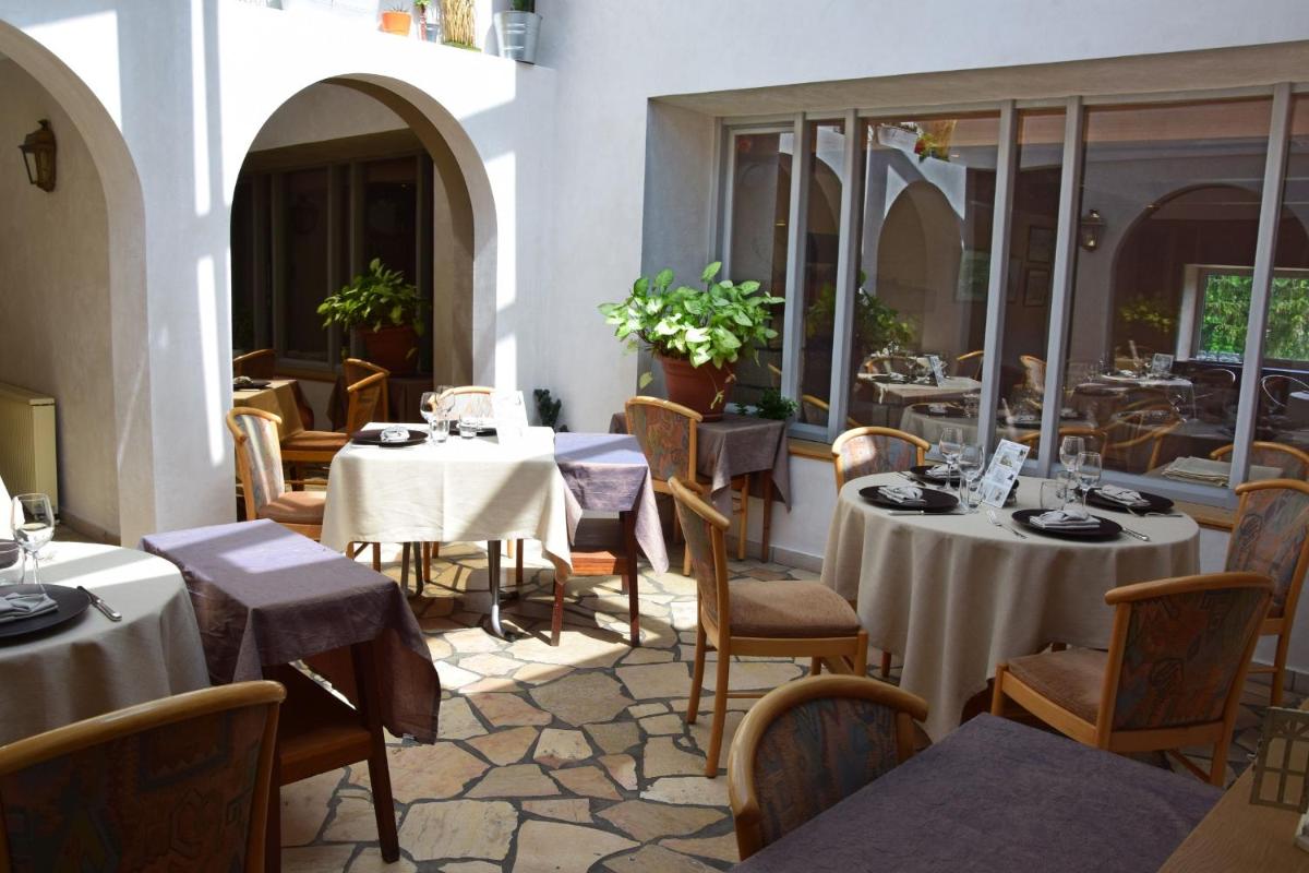 Restaurant ou autre lieu de restauration dans l'établissement Hotel le Chalet